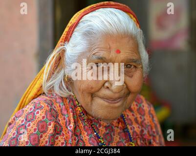 Traditionell gekleidete ältere nepalesische Chhetri-Frau posiert für die Kamera. Stockfoto