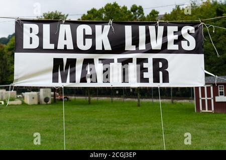 Großes schwarz-weißes Banner, das sagt, dass schwarze Leben Materie gebunden ist In Platz in einem Park Stockfoto