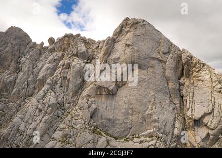Luftaufnahme von einigen Bergsteigern auf einem der felsigen Mauern des corno piccolo in der Bergregion von Das gran sasso italien abruzzen Stockfoto
