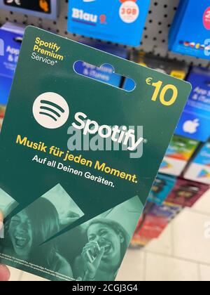 Viersen, Deutschland - 9. Juli. 2020: Blick auf spotify Geschenkgutschein-Karte von Hand im deutschen Supermarkt halten (Fokus auf Karte) Stockfoto