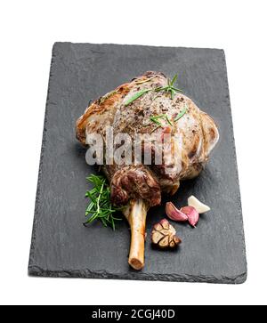 Ganze Lammbraten Bein auf dem schwarzen Stein Hintergrund Stockfoto