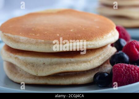 Flauschiger Pfannkuchen mit Himbeeren und Heidelbeeren Stockfoto