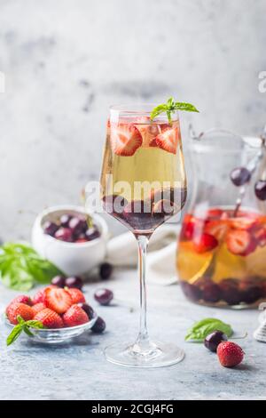Weißwein Sangria oder Lochen mit Beeren und Eis in Glas und kneifer. Selbstgemachte erfrischende Frucht Sangria. Stockfoto