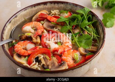 Garnelennudelsuppe mit Pilzen und Paprika in einer Schüssel Stockfoto