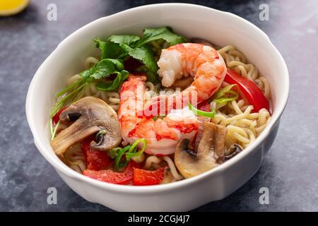 Garnelennudelsuppe mit Pilzen und Paprika in einer Schüssel Stockfoto