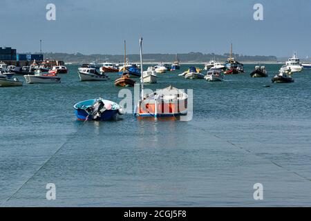 Boote sind St Mary's Pool in der Nähe von Town Beach, St Mary's, Isles of Scilly Stockfoto