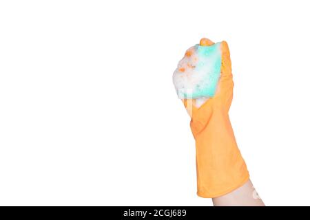 Hand in einem orangefarbenen Gummihandschuh mit einem blauen Schwamm und Schaum auf weißem Hintergrund. Geschirr waschen, Reinigung, Hausreinigung. Stockfoto