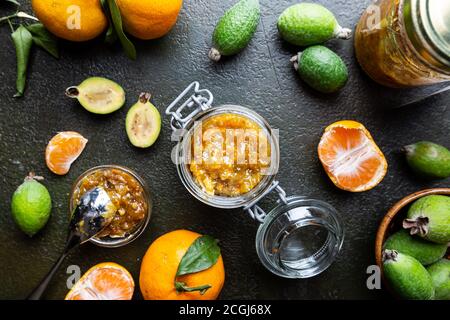 Tropische Früchte bewahrt, hausgemachte feijoa und Tangerine jam mit frischen Früchten, Ansicht von oben Stockfoto