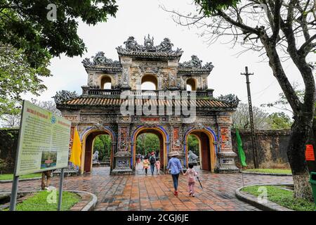 Hien Nhon Tor zur Kaiserstadt, eine ummauerte Anlage in der Zitadelle der Stadt Huế, Vietnam, Südostasien, Asien Stockfoto