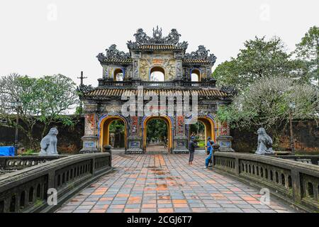 Hien Nhon Tor zur Kaiserstadt, eine ummauerte Anlage in der Zitadelle der Stadt Huế, Vietnam, Südostasien, Asien Stockfoto