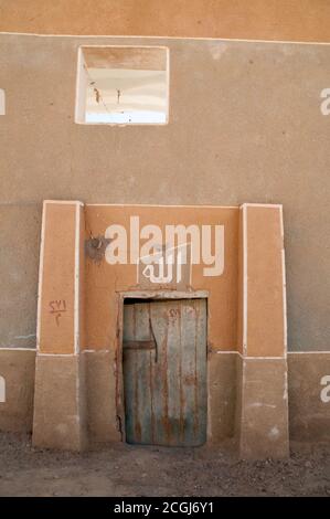 "Allah" geschrieben auf einer Tür in der mittelalterlichen Sahara Schlammdorf al Qasr, in Dakhla Oase, in der westlichen Wüste der Sahara, New Valley, Ägypten. Stockfoto