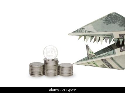 Eine Origami-Figur von Dollar in Form eines Tierkopfes mit Zähnen und einer Rubel-Münze. Das Konzept des Wachstums des Dollars gegenüber dem Rubel. Stockfoto