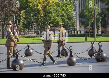 BUDAPEST, UNGARN - 18. JULI 2016: Wechsel der Militärgarde im Parlamentsgebäude in Budapest Stockfoto