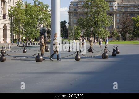 BUDAPEST, UNGARN - 18. JULI 2016: Wechsel der Militärgarde im Parlamentsgebäude in Budapest Stockfoto