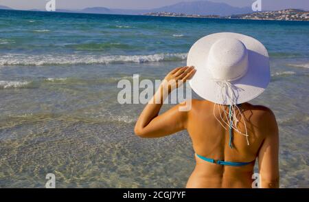 Schöne junge Frau im Bikini am Strand Stockfoto