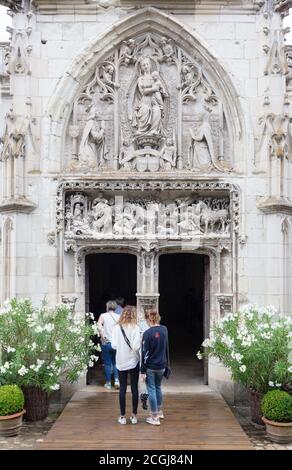 Amboise Frankreich; Menschen vor dem Eingang zur gotischen Kapelle des Heiligen Hubert aus dem 15. Jahrhundert, in den Gärten von Chateau D'Amboise, Amboise Frankreich Stockfoto