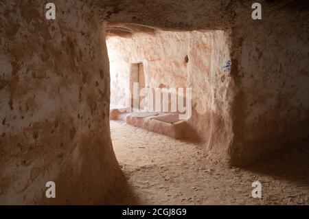 Eine Gasse und Tür in der Altstadt des mittelalterlichen Sahara-Schlammdorfes al Qasr, in der Oase Dakhla, in der westlichen Wüste der Sahara, Ägypten. Stockfoto