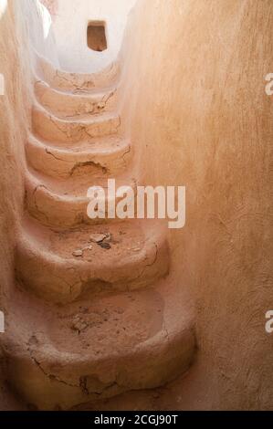 Eine Treppe in der Altstadt des mittelalterlichen Sahara-Schlammdorfes al Qasr, in der Oase Dakhla, in der westlichen Wüste der Sahara, New Valley, Ägypten. Stockfoto