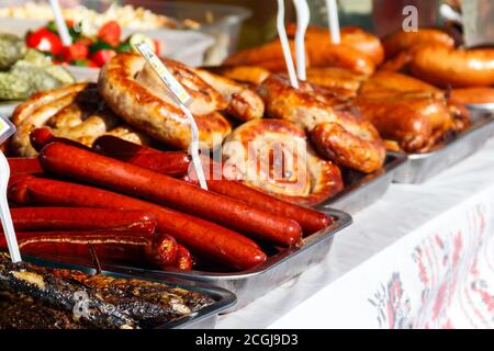 Sortiment von gegrillten Würstchen zum Verkauf. Street Food, Fast Food Stockfoto