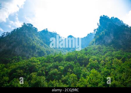 Alte große Brücke in Durdevica und fantastischer Aussicht Tara River Gorge - ist die größte Schlucht Europas im Nationalpark Durmitor, Montenegro. Balka Stockfoto