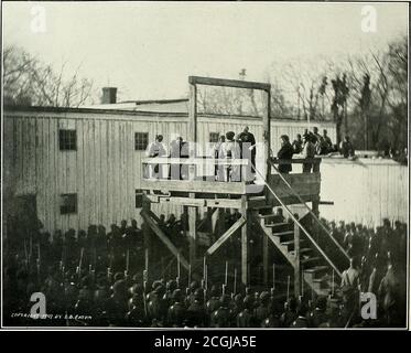 . Originalaufnahmen auf den Schlachtfeldern während des Bürgerkrieges der Vereinigten Staaten. Ionengefangen in Washington, in kurzer Zeit vom National Capitol entfernt, und Bradys-Kameras wurden in den Gefängnishof aufgenommen. Das Negativ wurde vergebenals der verurteilte Mann auf dem Kaffold stand, mit gesenktem Kopf, lautete er der Verlesung seines Todesurteiles.ein weiteres Negativ wurde gesichert, nachdem die Schlinge um seinen Hals gezogen worden war und der Tropfen entsprungen war. Die Fotografien verewigen einen tragischen Moment. Es wird gesehen werden, dass die Soldaten auf der Wache standen in der Aufmerksamkeit. Die Beweise gegen Wirtz waren übertrieben Stockfoto