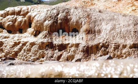 Rotes Mineralwasser aus den Mineralquellen in Gudauri im Bezirk Kazbegi. Quellen von Mineralwasser - Mzcheta Mtianeti Region, Georgien. Stockfoto