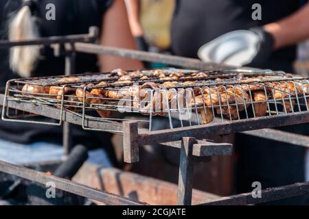 Champignons Pilze Kochen auf dem Grill Stockfoto