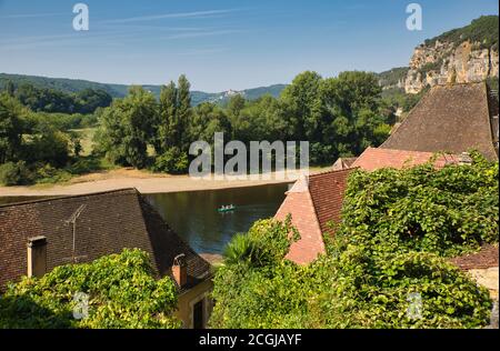 Blick über den Fluss Dordogne von Beynac et Cazenac Dorf zeigt Dächer, am Ufer des Flusses Dordogne, die Dordogne, Frankreich Stockfoto