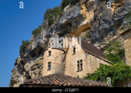 Blick auf malerische Häuser in Beynac et Cazenac Dorf am Ufer des Flusses Dordogne, der Dordogne, Frankreich Stockfoto