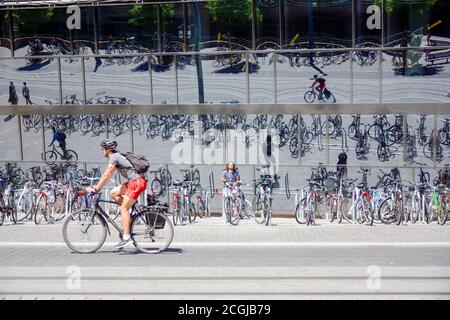 Freiburg im Breisgau, Universitätsbibliothek, Eingang mit Fahrradstellplätzen Stockfoto