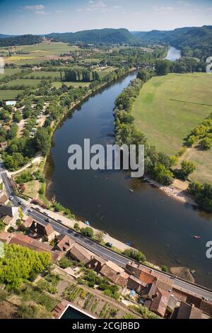 Blick über die Landschaft und den Fluss Dordogne vom Chateau de Beynac in Beynac et Cazenac am Ufer des Flusses Dordogne, der Dordogne, Frankreich Stockfoto