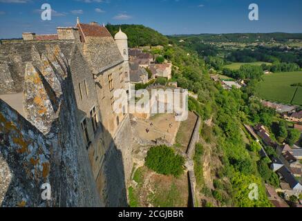 Blick über die Landschaft und Chateau de Beynac bei Beynac et Cazenac am Ufer des Flusses Dordogne, der Dordogne, Frankreich Stockfoto