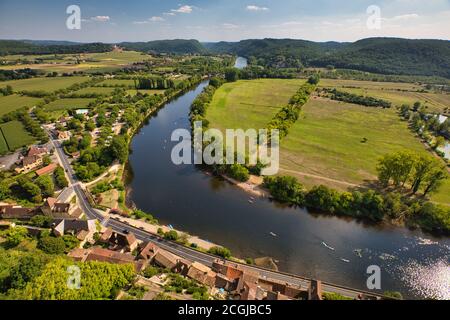 Blick über die Landschaft und den Fluss Dordogne vom Chateau de Beynac in Beynac et Cazenac am Ufer des Flusses Dordogne, der Dordogne, Frankreich Stockfoto