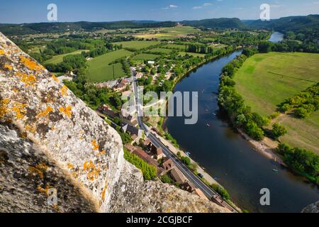 Blick über die Landschaft und den Fluss Dordogne vom Chateau de Beynac in Beynac et Cazenac am Ufer des Flusses Dordogne, der Dordogne, Frankreich Stockfoto