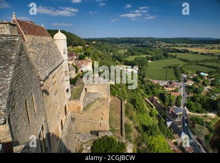 Blick über die Landschaft und Chateau de Beynac in Beynac et Cazenac Dorf am Ufer des Flusses Dordogne, die Dordogne, Frankreich Stockfoto