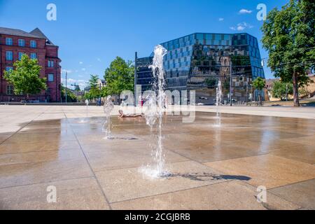 Freiburg, Platz der Alten Synagoge und Universitätsbibliothek. © Endrik Baublys Stockfoto