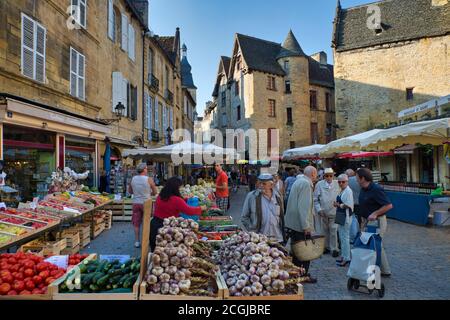 Menschen in einer typischen ländlichen Marktszene in Zentral-Südfrankreich, Languedoc-Roussillon Provinz Stockfoto