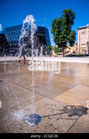 Freiburg, Platz der Alten Synagoge und Universitätsbibliothek. © Endrik Baublys Stockfoto