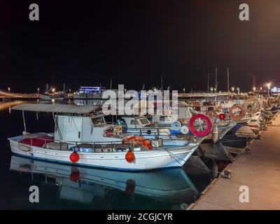 Limassol Marine. Fischerboote und Yachten liegen nachts im Hafen Stockfoto