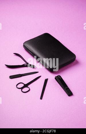 Set von Maniküre und Pediküre Werkzeuge und Zubehör in der Nähe von Fall, Winkel Ansicht, rosa Hintergrund Stockfoto