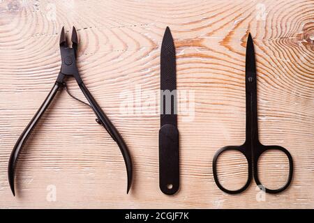 Set von Maniküre und Pediküre Werkzeuge und Zubehör auf Holzbrett, Draufsicht Stockfoto