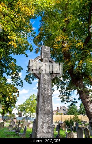 Keltisches Kreuz auf einem der prachtvollen Sieben viktorianischen Friedhöfe Kensal Green Cemetery, London, Großbritannien Stockfoto
