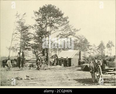 . Die fotografische Geschichte des Bürgerkriegs : Tausende von Szenen fotografiert 1861-65, mit Text von vielen Sonderbehörden . ^ .. :„£g»*5 pe. COLONEL SHARPE BEREITET SICH AUF DEN LETZTEN GROSSZUG vor – 1864 im Frühjahr 186 befand sich das Hauptquartier der Armee der Potomac in der Nähe der Brandy Station, Virginia. Einer der belebtesten Orte in diesem Bild – das Hauptquartier von Colonel Sharpe, stellvertretender Provost-Marschall-General, w-ho organisierte seine Pfadfinder und Geheimdienstleute für die kommende Kampagne. Es ist April, und obwohl noch niemand weiß, was der neue General-in-Chief tut, hehas ann Stockfoto