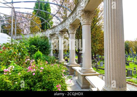 Denkmal für Medi Oliver Mehra - Junge, der bei einem Reitunfall stirbt, Kensal Green Cemetery, London, Großbritannien Stockfoto