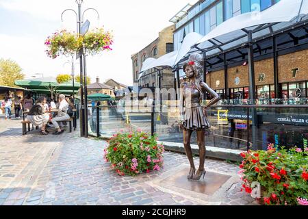 Skulptur der Sängerin Amy Winehouse von Scott Eaton im Camden Stables Market, London, UK Stockfoto