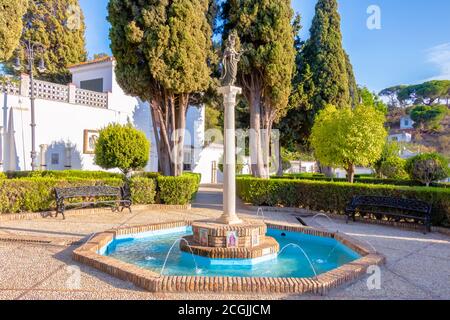 Huelva, Spanien - 8. September 2020: Statue der Virgen de la Cinta in den Gärten ihres Heiligtums. kirche auf dem Hügel El Conquero in Huelva, Andalusien Spanien Stockfoto