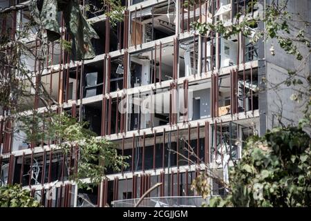 Libanon - 8 8 2020: Zerstörung der Stadt Beirut nach der massiven Explosion - Beirut Port Blast stürzte Fenster ab Stockfoto