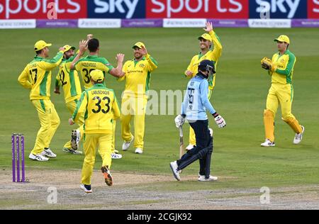 Der Australier Josh Hazlewood (Dritter links) feiert das Dickicht von Englands Joe Root mit Teamkollegen beim ersten Royal London ODI-Spiel im Emirates Old Trafford, Manchester. Stockfoto