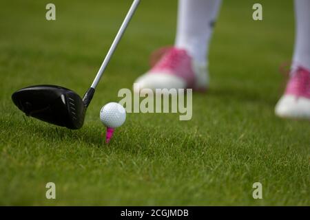 Ein Golfer bereitet sich darauf vor, den Ball mit einem Fahrer zu treffen Stockfoto