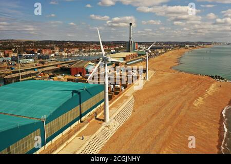 Blick vom Southwick Beach mit Windturbinen und Shoreham Power Station in Sicht und Brighton in der Ferne. Stockfoto